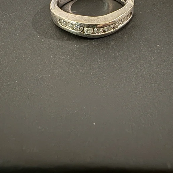 💥PRICE DROP💥👰‍♀️ Womens 14 kt white gold wedding band. 9 diamonds. FIRM! - Picture 3 of 5